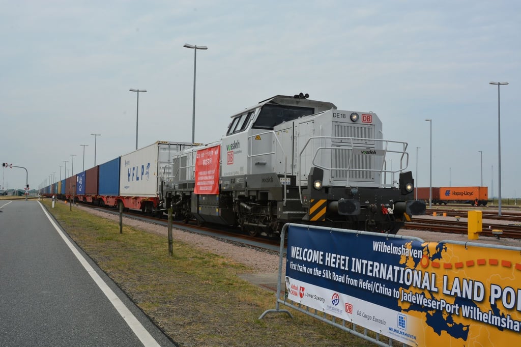 Der erste Güterzug aus China kommt am Güterverkehrszentrum des Tiefwasserhafens JadeWeserPort an.