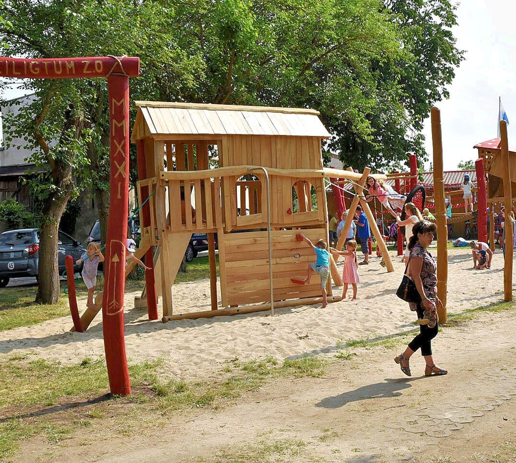 Der Spielplatz am Kleinen Ende vor der Kulturbaracke besteht komplett aus Robinienholz.