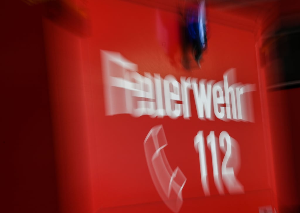 Schriftzug „Feuerwehr 112“ an einem Einsatzfahrzeug