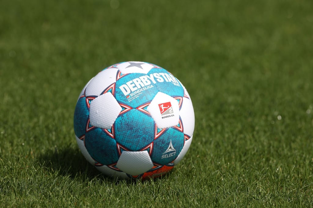Ein Fußball lieg auf dem Rasen.