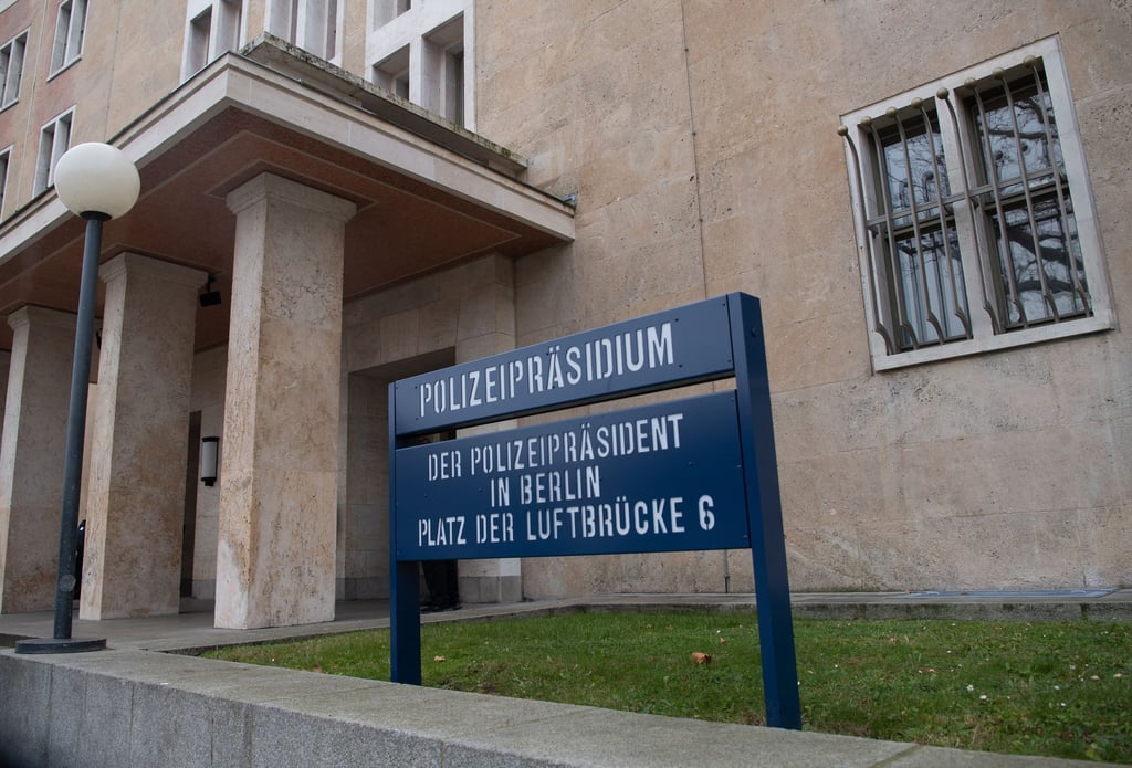 „Polizeipräsidium“ steht auf dem Hinweisschild vor dem Polizeipräsidium am Platz der Luftbrücke.