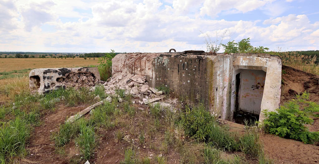 Der Bunker, der sich nahe Lostau befindet, jedoch Eigentum der Landeshauptstadt ist, wurde um 1960 gebaut und diente der Beobachtung von tieffliegenden Objekten. Nun soll er abgerissen werden. Immer wieder war der Bunker Vandalismus ausgesetzt, zuletzt fand die Polizei dort Stoffe, mit denen eine Sprengladung hergestellt werden kann.