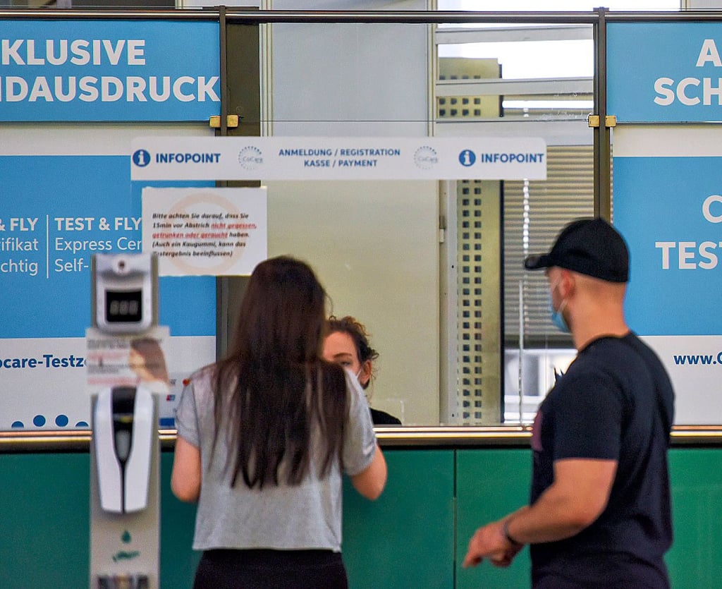 Bei zwei Anbietern können sich Selbstzahler im Flughafen testen lassen.