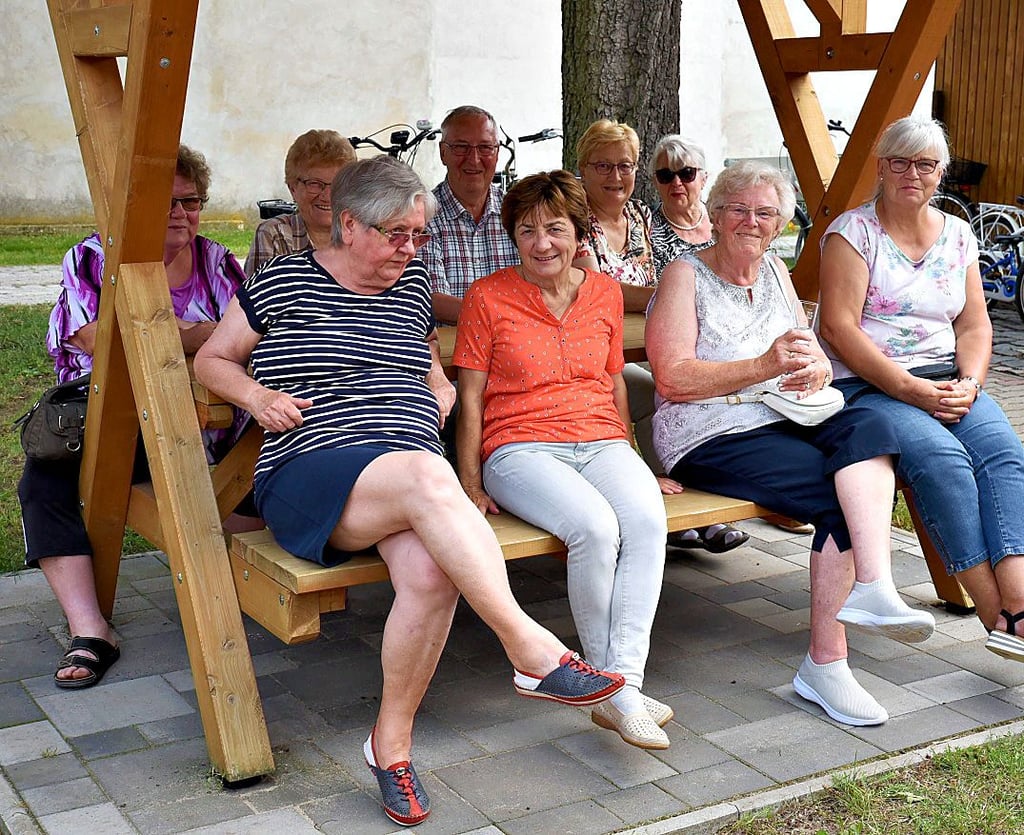 Die älteren Semester verfolgten das Treiben gut beschirmt und vergnügt aus der zweiten Reihe.