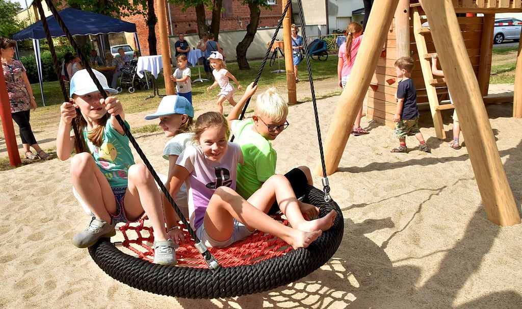 Mit einer Vogelnestschaukel können sich die Kinder fortan in Schwingung versetzen. Auf dem Spielplatz wurde Robinienholz verbaut, das eine lange Lebensdauer hat.
