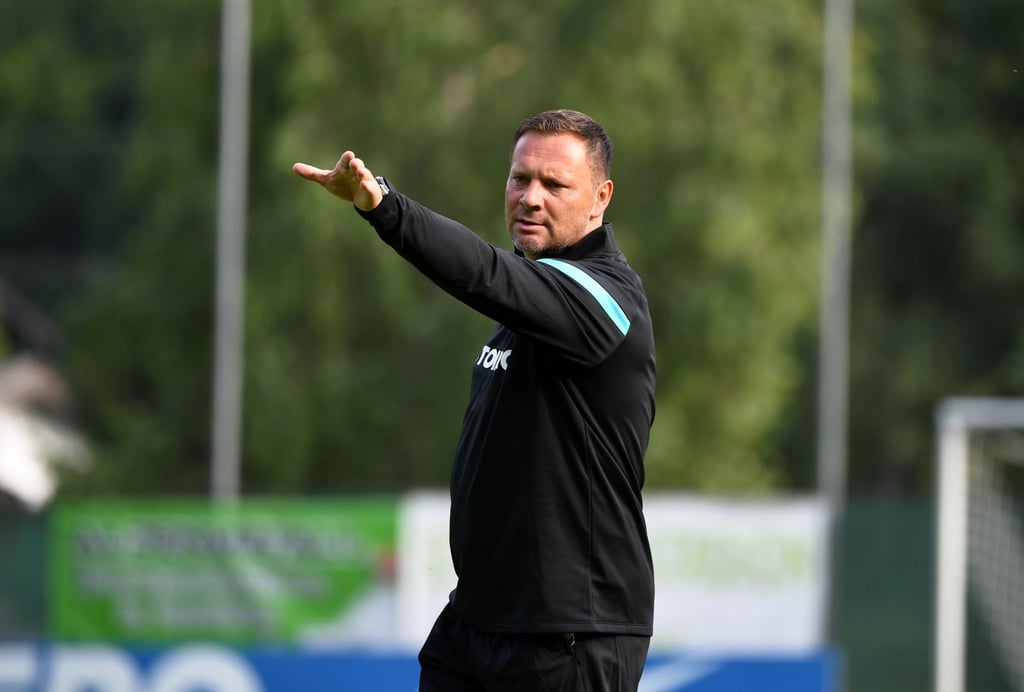 Trainer Pal Dardai gibt auf dem Platz Anweisungen.