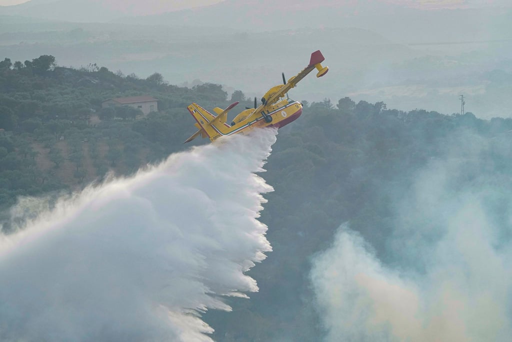 Ein Löschflugzeug beim Einsatz gegen die Flammen.