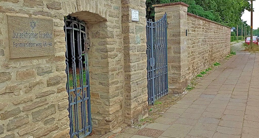 Blick auf den Eingang zum Israelitischen Friedhof in Magdeburg. Wenn die Stadt eine Ersatzbestattung finanziert, bleibt Menschen jüdischen Glaubens die letzte Ruhe dort verwehrt.