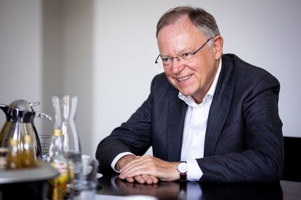 Niedersachsens Ministerpräsident Stephan Weil (SPD) spricht bei einem Interview.