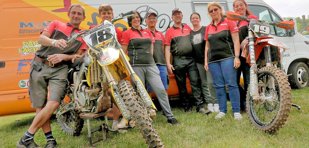 Alle Mitglieder der Cross-verrückten Hecklinger Familie Obeck sind mit auf der Piste. Kinder und Enkelkinder sind ebenfalls sehr erfolgreich in der Motocross Szene. Mittendrin: Karl-Heinz Obeck (4.v.l) und Sohn Danny Obeck (4.v.r.).
