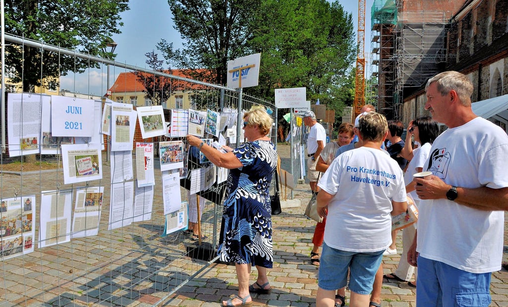 An Bauzäunen zeugen am Sonnabend auf dem Domplatz Dutzende Zeitungsartikel, Briefe und Fotos von anderthalb Jahren Kampf für eine vernünftige Gesundheitsversorgung in der Elb-Havel-Region.