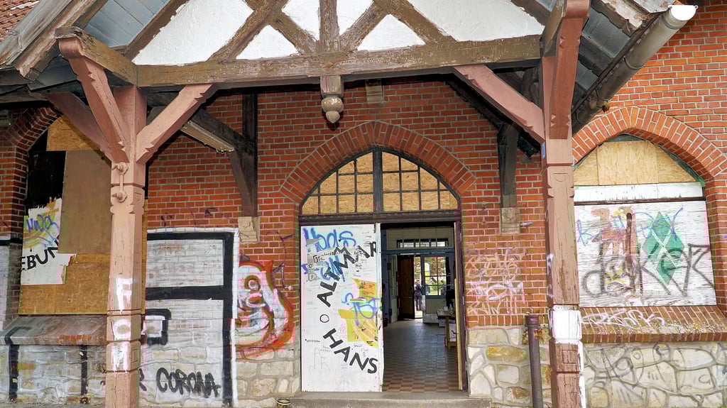 Der Bahnhof von Seehausen war Schauplatz eines Angriffs. Ein in das Kostüm des Ku-Klux-Klans gehüllter Mann beschoss den Grünen-Politiker Zoltan Schaefer und einen 12-jährigen Jungen aus Seehausen mit einer Paintballwaffe.
