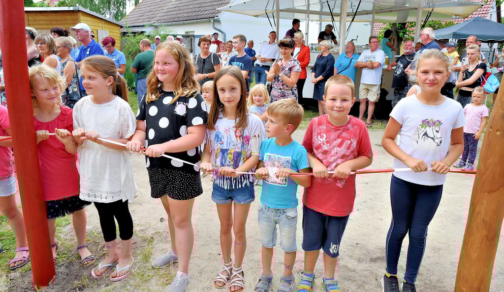 Spielplatzeinweihung Pömmelte. Die Kinder konnten es kaum erwarten, von der schicken, neuen Anlage Besitz zu ergreifen. Das verstanden auch die „offiziellen Redner“, die sich ungewöhnlich kurz fassten.