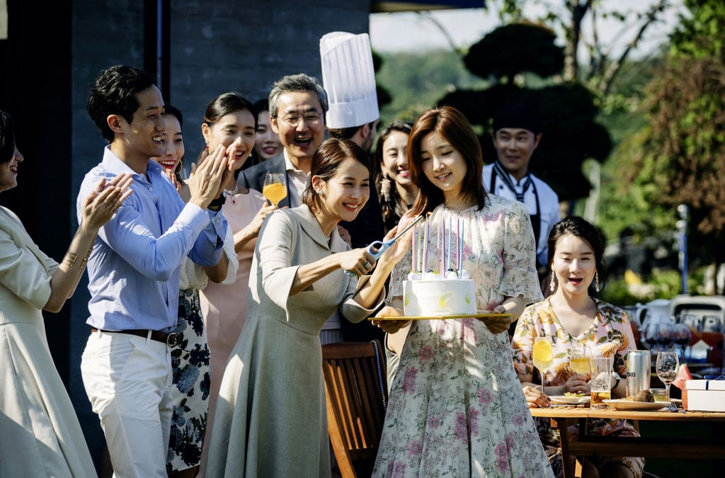 Ki Jung (Park So-dam, 3.v.r.) ist sehr beliebt in der Familie Park (Lee Sun-kyun, Cho Yeo-jeong).