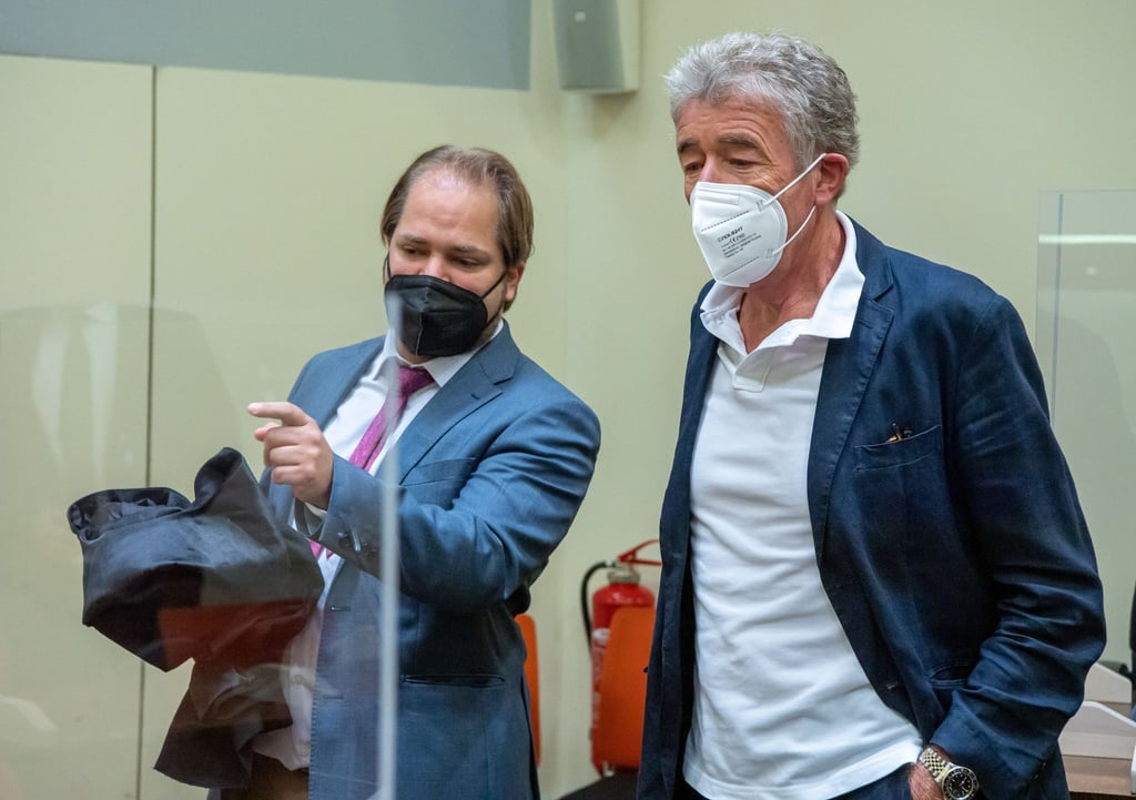 Thomas Pekny (r), Chef der Komödie im Bayerischen Hof, vor Prozessbeginn mit seinem Anwalt Florian Zenger (l) im Landgericht München.