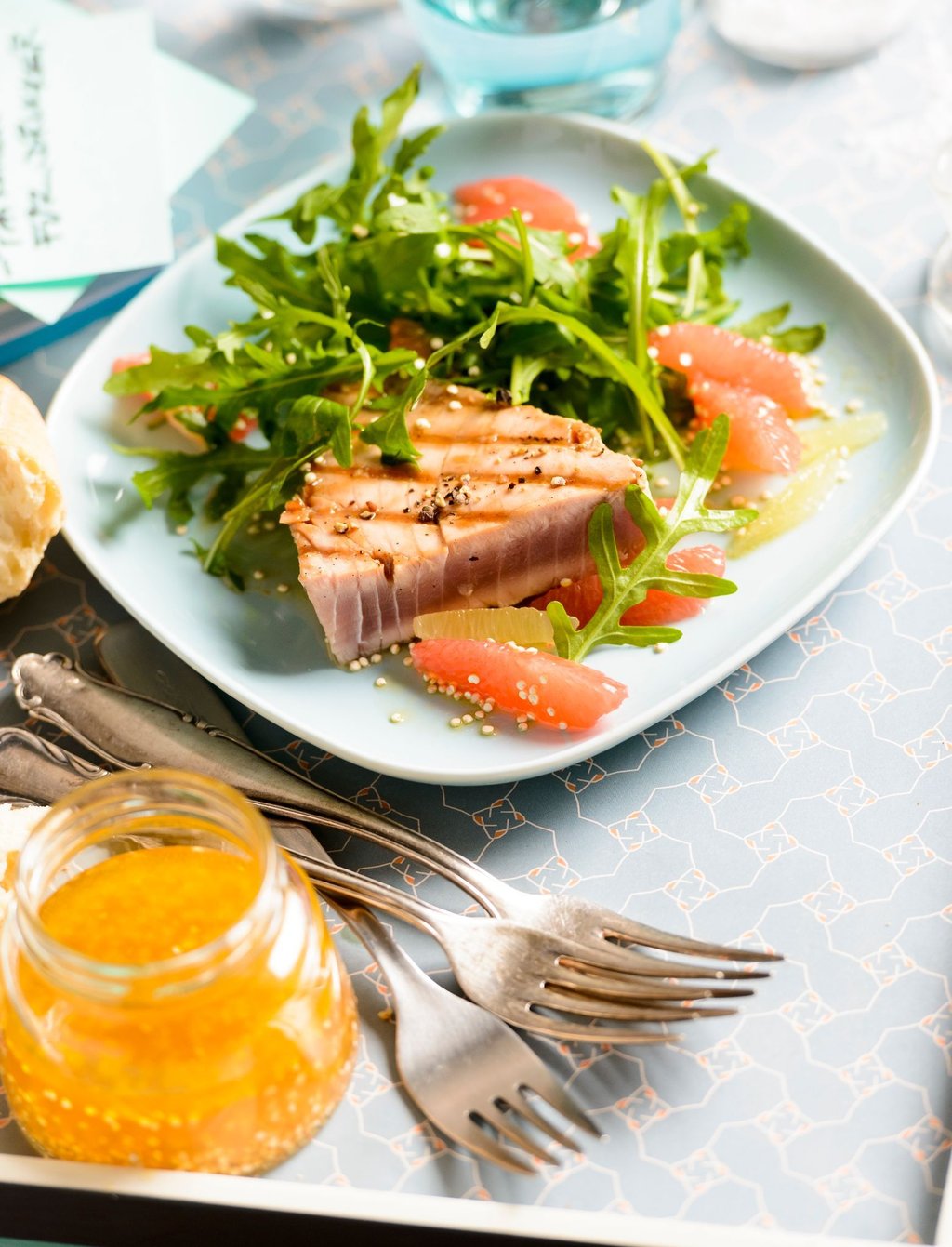 Fettreicher Meeresfisch - etwa Thunfisch - ist eine natürliche Nahrungsquelle für die Omega-3-Fettsäuren DHA und EPA.