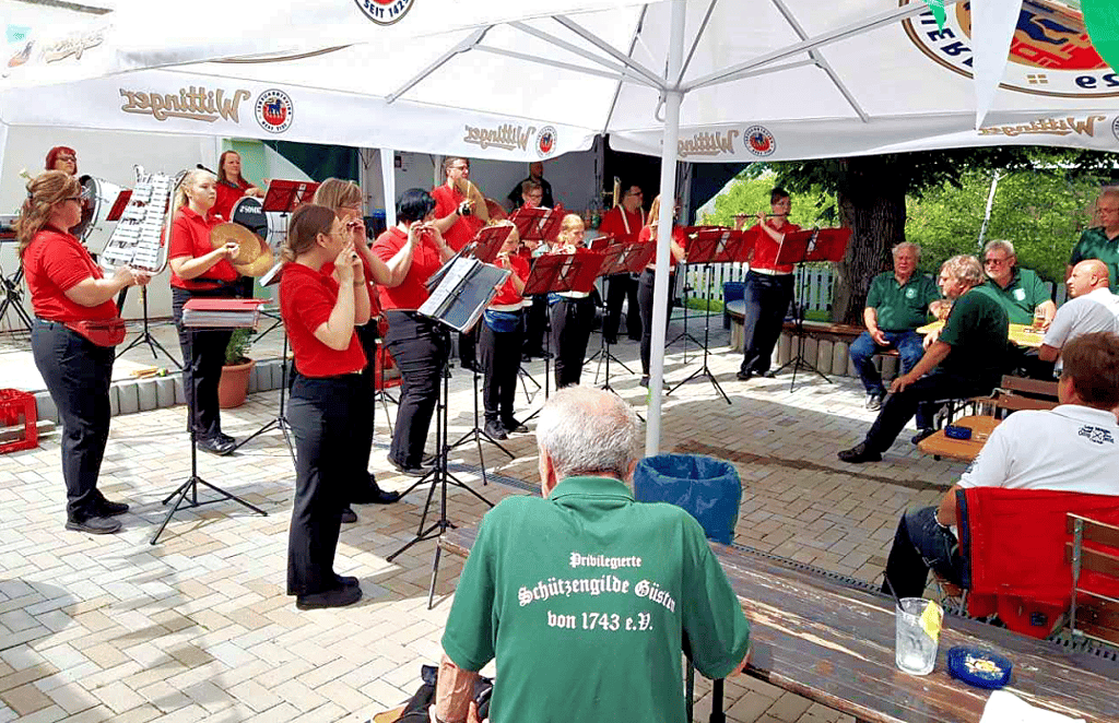 Musik gehört zu einem Schützenfest, auch wenn es noch so klein ausfällt. Der Tarthuner Spielmannszug erfreute die Gäste der Privilegierten Schützengilde.