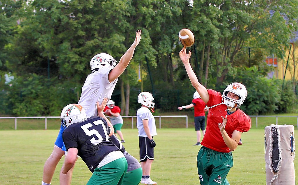 Nach zwei Jahren des bloßen Trainings soll es für Quarterback Friedemann Schlicht (r.) und die Virgin Guards bald wieder ernst werden.