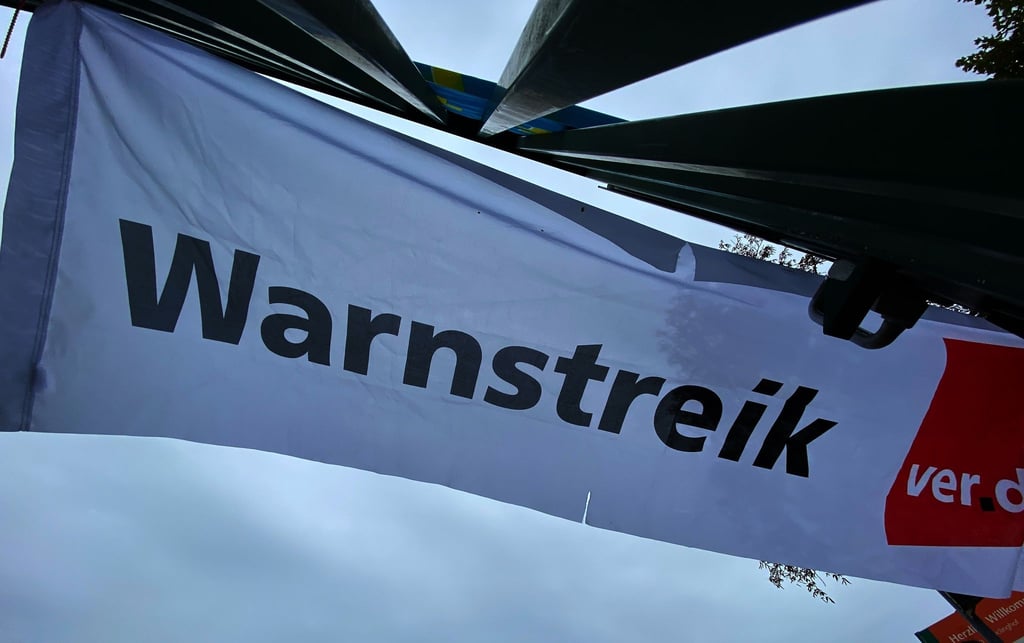 Ein Transparent der Gewerkschaft Verdi mit der Aufschrift „Warnstreik“.