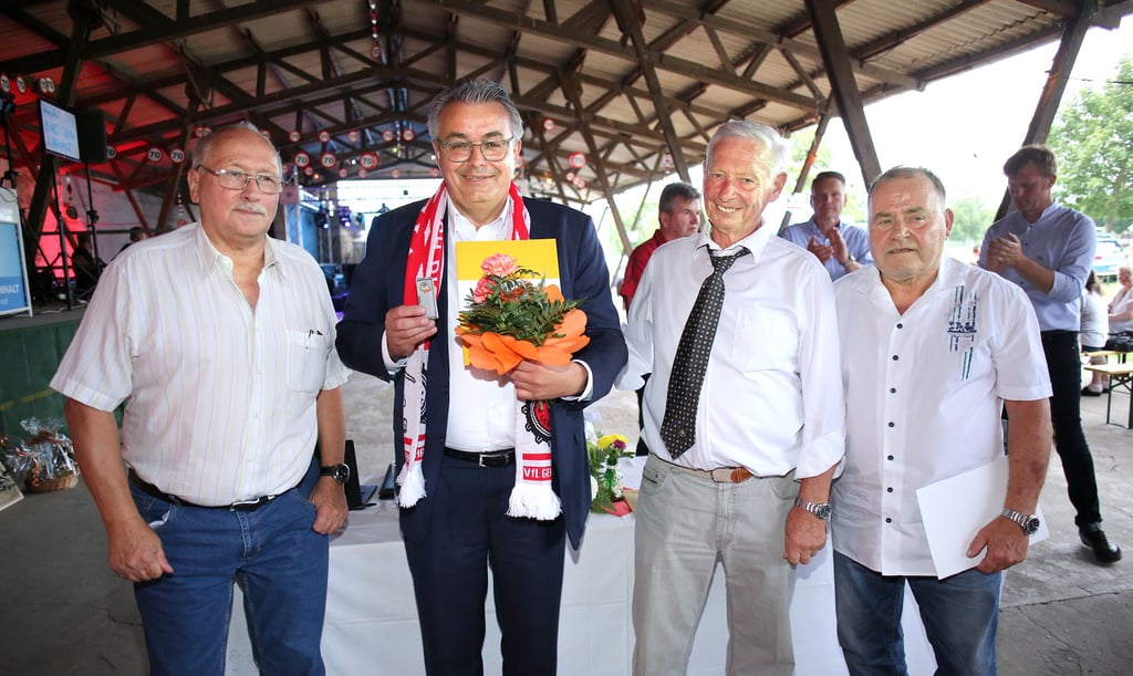 Der kommissarische KFV-Präsident des Jerichower Landes, Horst Wichmann (rechts), der Spielobmann und Vizepräsident des KFV JL, Jürgen Schulze (links) sowie VfL-Präsident Horst Rettschlag (2. von rechts) ehren Vereinsmitglied und Sponsor Chris Döhring. Er erhielt die Ehrennadel des FSA in Gold.