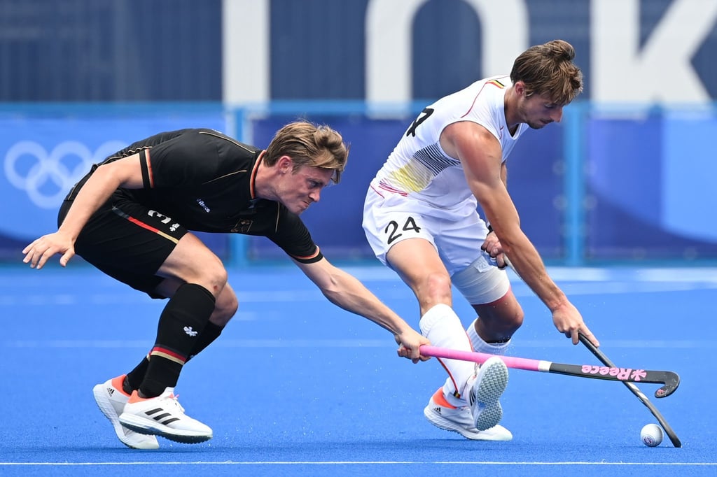 Mats Grambusch (l) im Duell mit dem Belgier Antoine Kina.