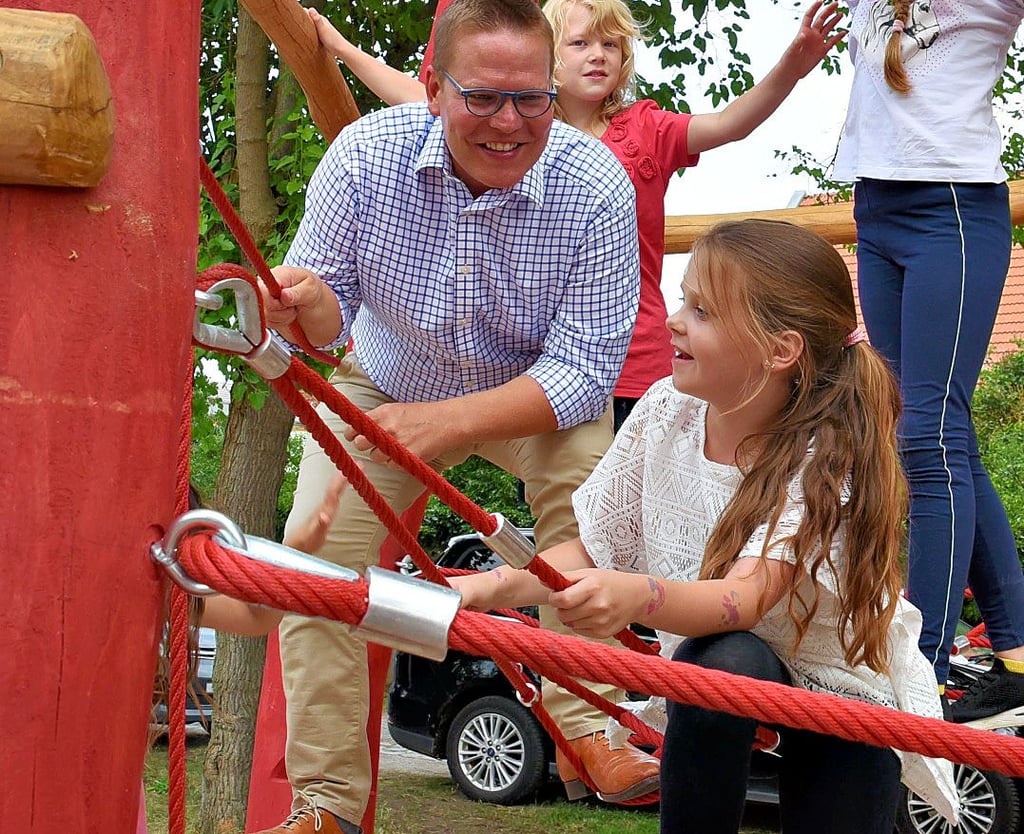 Auch Bundestagsabgeordneter Tino Sorge (46) wurde wieder zum Kind, als er sich an den Kletterseilen entlang hangelte.
