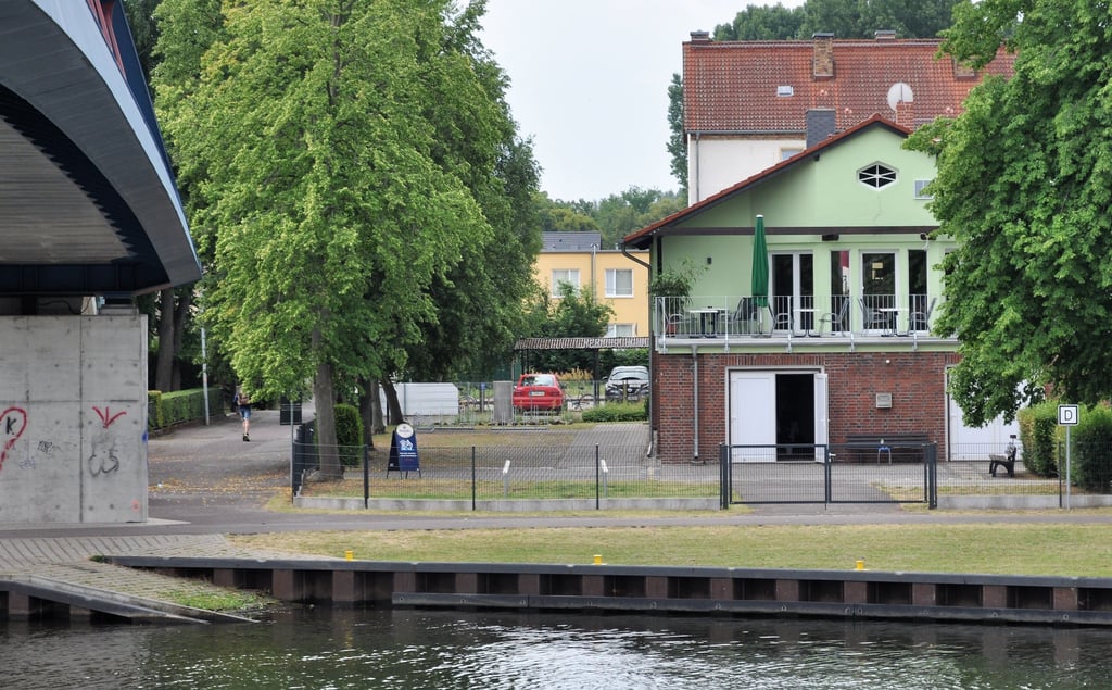 An der Slipanlage unterhalb des Bootshauses lassen viele Touristen ihre Boote zu Wasser.