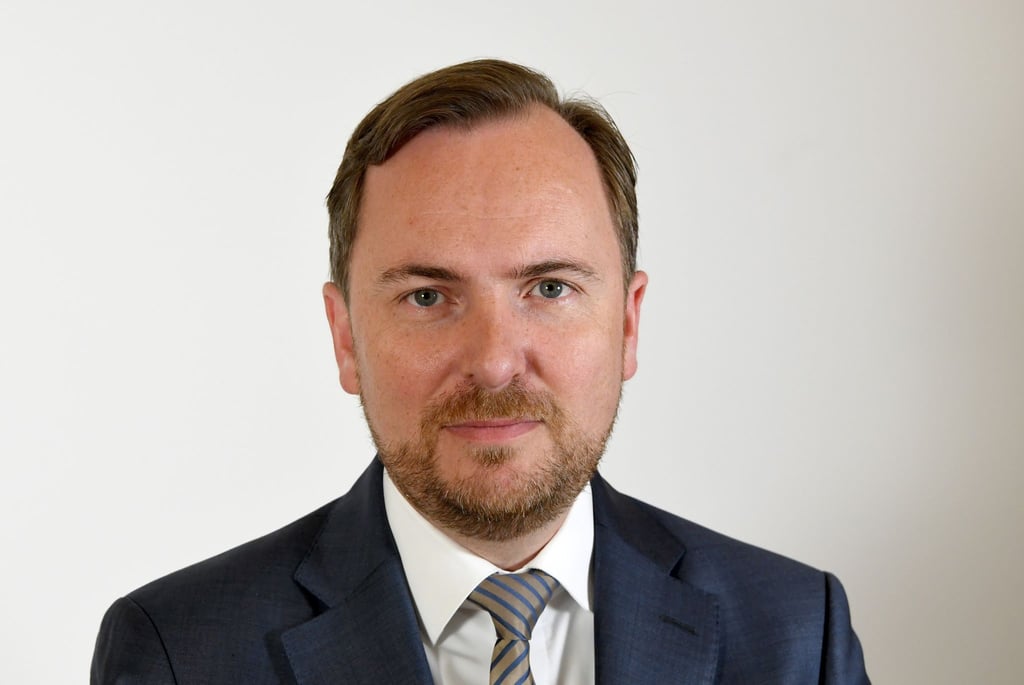 Matthias Badenhop, Staatsekretär im schleswig-holsteinischen Gesundheitsministerium, steht im Landeshaus von Kiel.