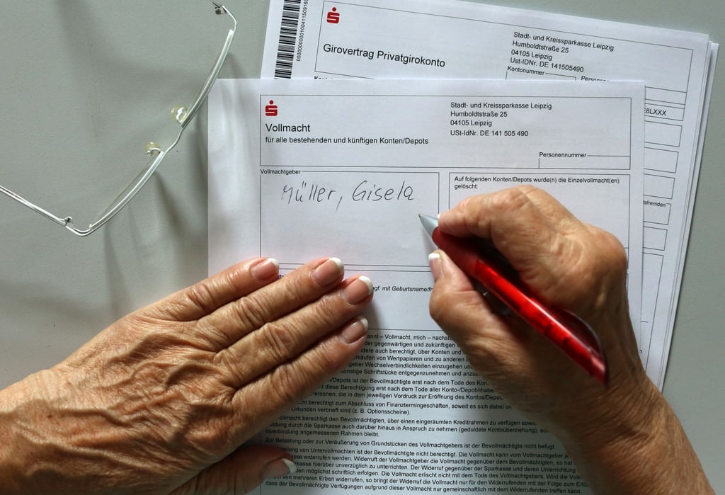 Die Bankvollmacht sollte der Kontoinhaber gemeinsam mit dem Bevollmächtigten ausfüllen - dabei unbedingt Vorlagen der Bank verwenden.