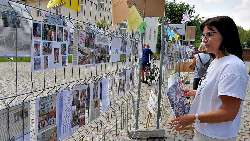 Anke Görtz (Foto) hat mit der einstigen Betriebsratsvorsitzenden Sandra Braun Fotos und Zeitungsbeiträge für die Ausstellung laminiert.