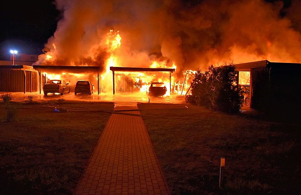 Carports brannten in der Nacht zum 11. Juli am Stendaler Nordwall. Fünf Autos wurden zerstört, fünf schwer beschädigt.