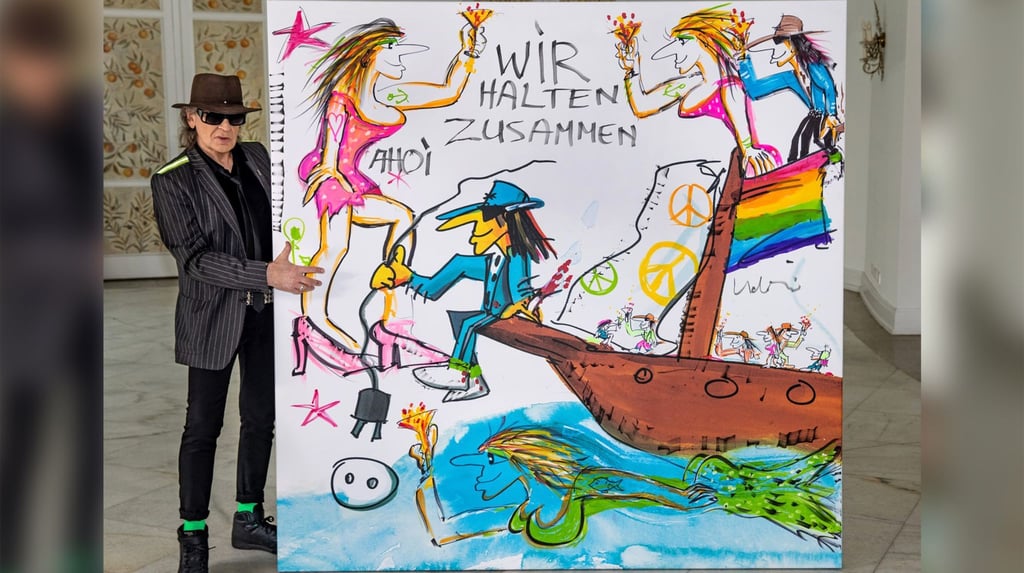 Udo Lindenberg mit seinem Bild, das zu Gunsten der Hochwasseropfer versteigert wurde.