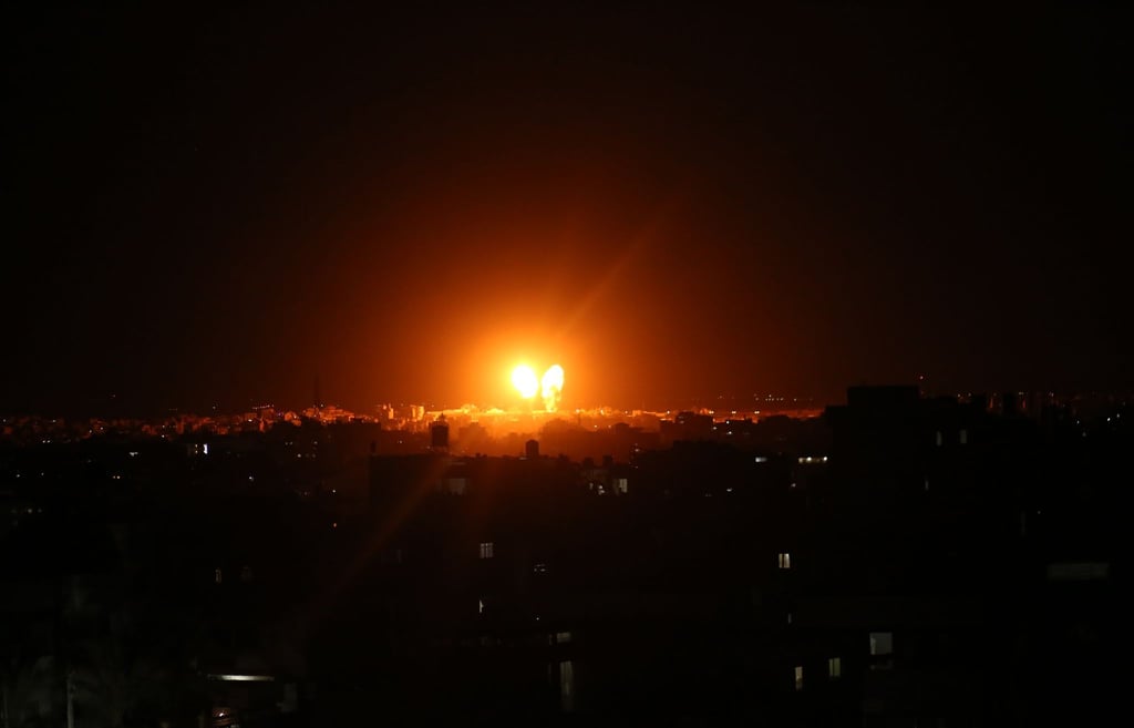 Explosionen erhellen den Nachthimmel über Gebäuden in Gaza-Stadt, während israelische Streitkräfte den Gazastreifen im Juni beschießen. (Archivbild)