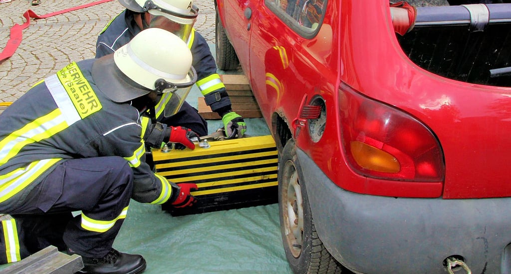 Die Einsatzkräfte der Feuerwehr Calbe dürfen wieder gemeinsam üben, müssen aber wegen der Corona-Pandemie auf den Sicherheitsabstand achten.