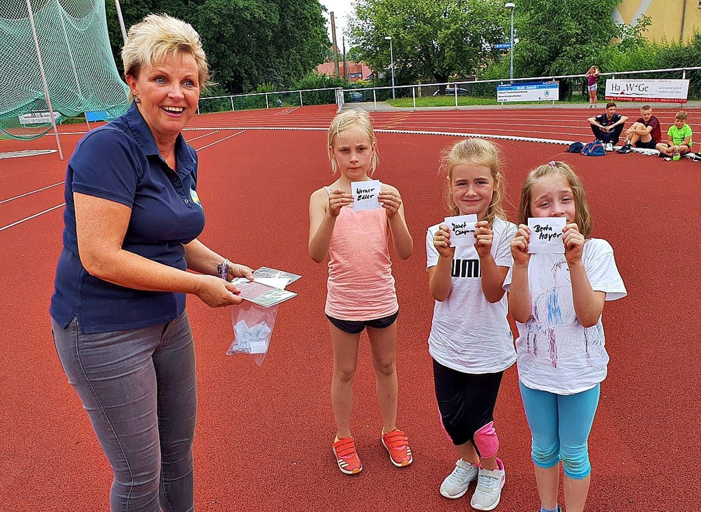 Sabine Pyritz ließ drei kleine Mädchen die Gewinner des ?Sportschau?-Wettbewerbes des SV 90 Havelberg ziehen.