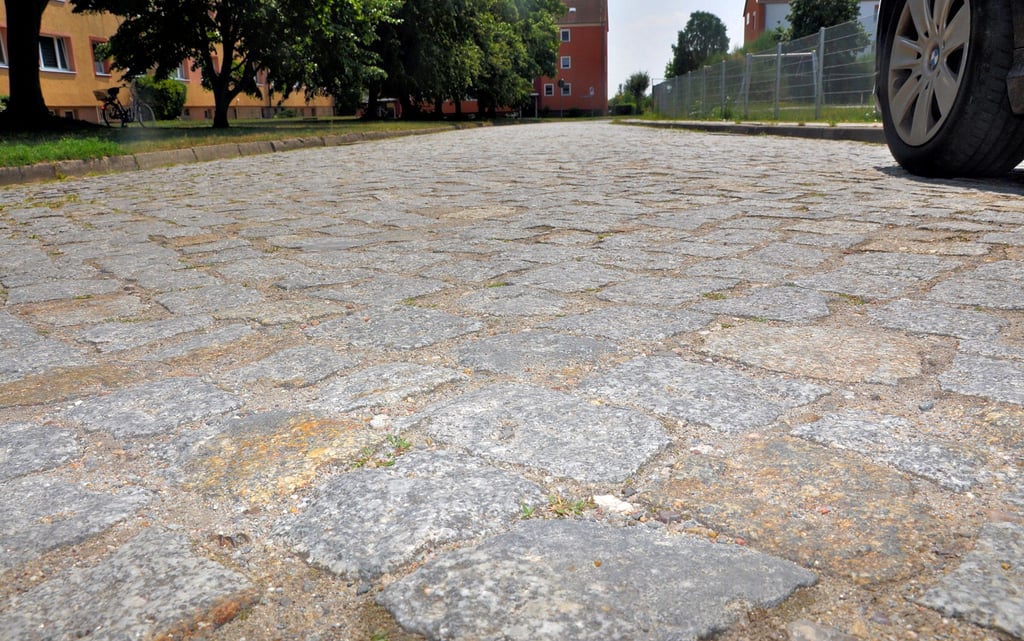 Noch kann das an die Kita „WunderVilla“ grenzende Teilstück des Otto-Nuschke-Weges befahren werden. Doch für den Osterburger Straßenabschnitt läuft die Zeit ab.
