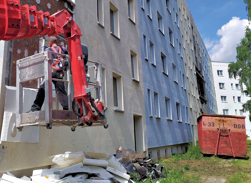 Das Unternehmen Roth aus Aschersleben hat mit dem Abriss des bei einer Gasexplosion Ende 2019 stark beschädigten Wohnblocks an der Bertolt-Brecht-Straße in Blankenburg begonnen.