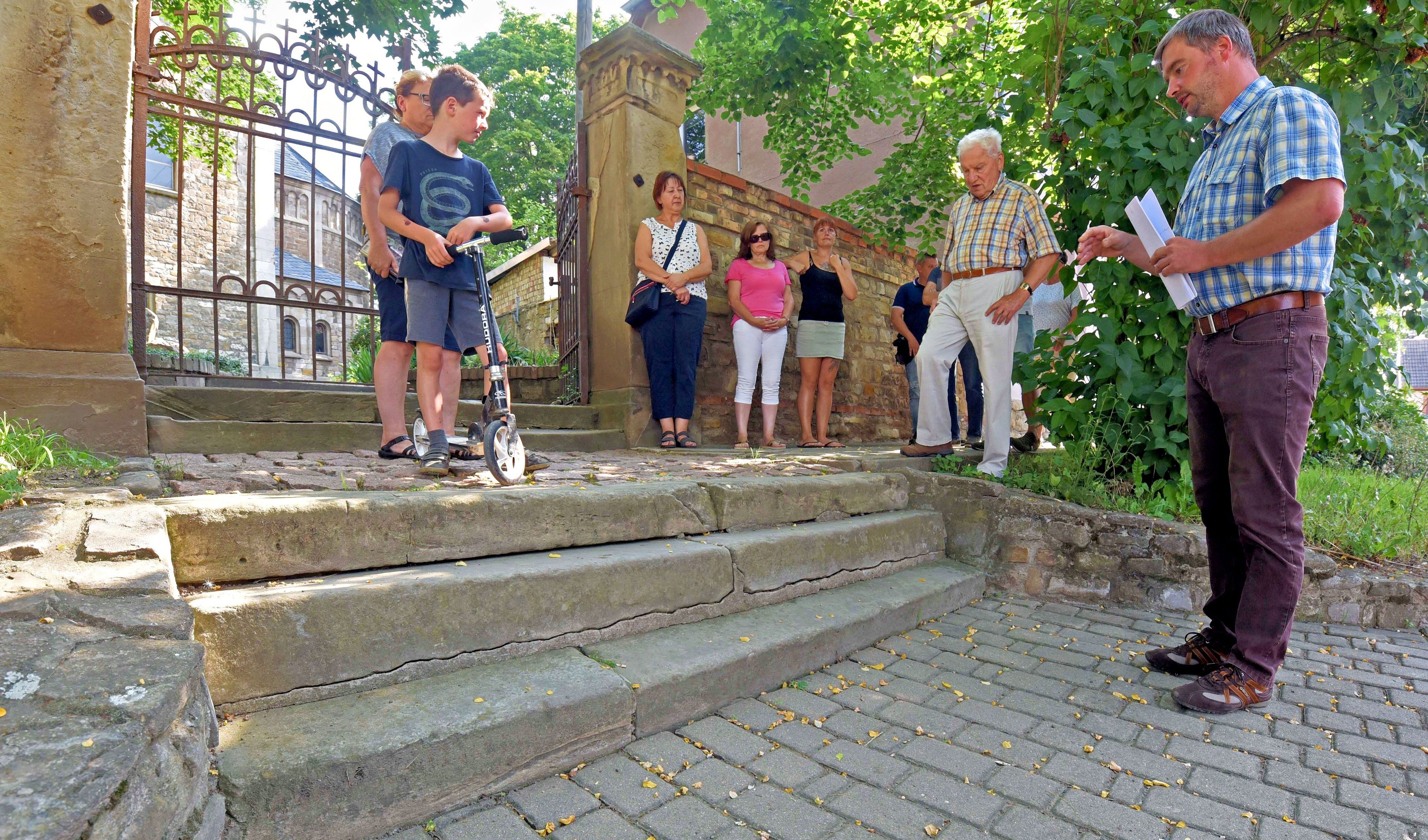 Ortsbürgermeister geht mit Einwohnern durch Wilsleben