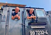 Heizer Lars Fischer (links) und Lokführer Bernd Kapenke fahren die Besucher im Schienencabrio durch den Bahnhof Gernrode.