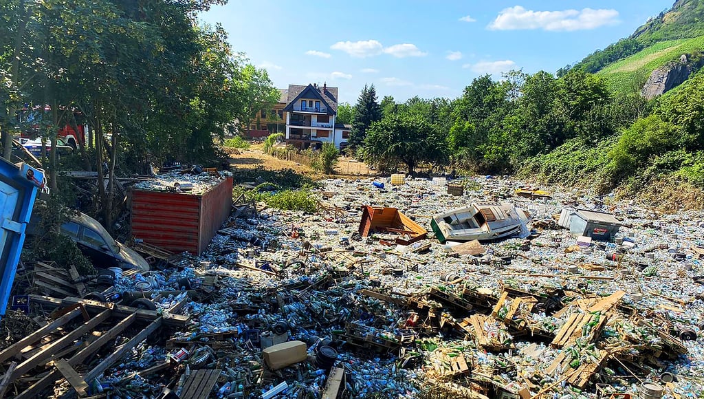 Ein Auto, unzählige Flaschen und Kisten eines Getränkeherstellers, ein Boot und anderes Treibgut sind von dem verheerenden Hochwasser an der Ahr in Heimersheim angeschwemmt worden. Heimersheim ist ein Ortsteil von Bad Neuenahr-Ahrweiler und ist ein Einsatzgebiet für Helfer des Technischen Hilfswerks aus Weißenfels, die aktuell im Krisengebiet mit anpacken.