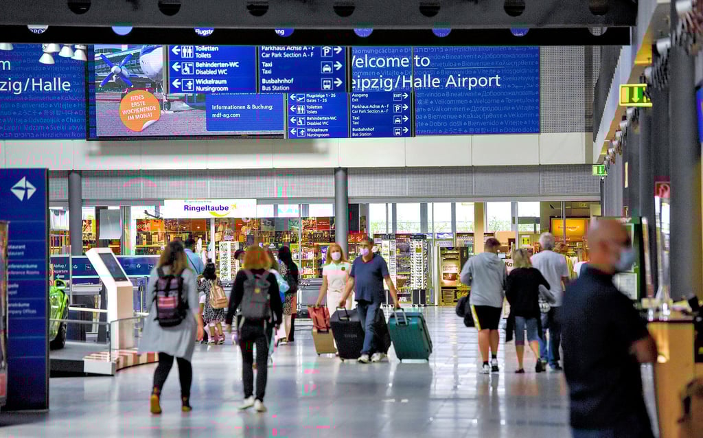 Auf dem Flughafen Leipzig/Halle herrscht wieder Leben. Auch viele Geschäfte haben wieder geöffnet.