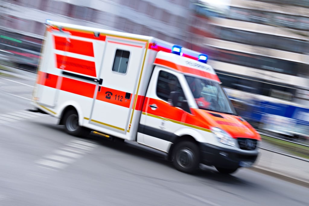 Ein Rettungswagen ist mit eingeschaltetem Blaulicht im Einsatz.