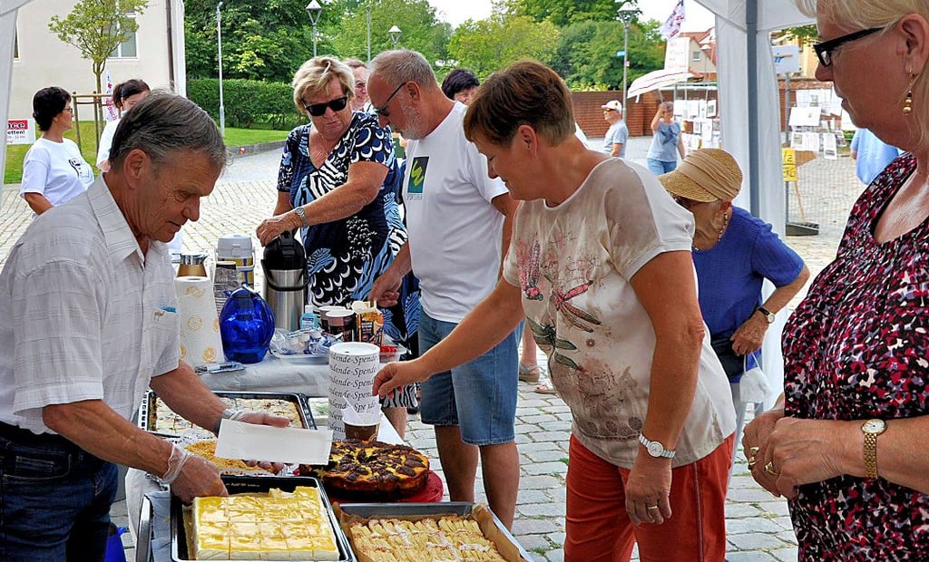 Der Kuchenbasar bietet eine reichliche Auswahl. Harald Wienecke übernimmt die Ausgabe der süßen Leckereien.