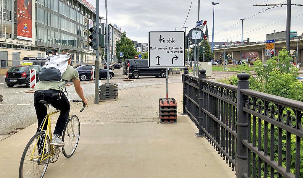 Radfahrer werden von der Schwemme kommend in Richtung Süden über den Ratswerder und die Kefersteinstraße geleitet - der Knoten 46 ist gesperrt.