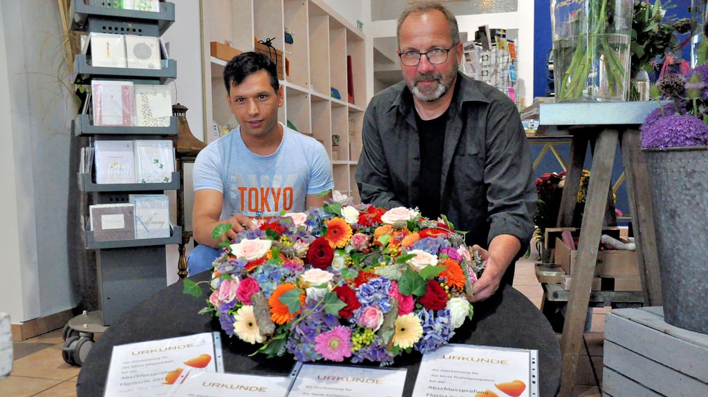 Sadat Said Farid und Werner Jeberien mit dem zur Komplexaufgabe gehörenden Blumenkranz.