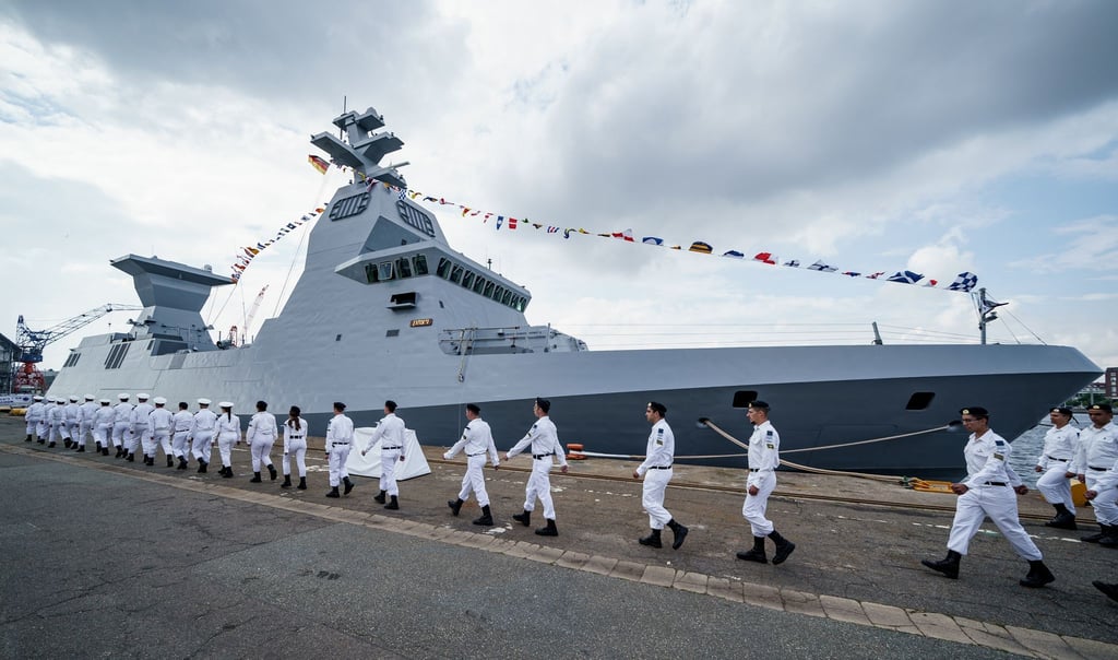 Marinesoldaten sind bei der Übergabe zweier Korvetten angetreten.