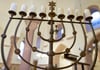 Ein Chanukkaleuchter in der Synagoge in Worms.