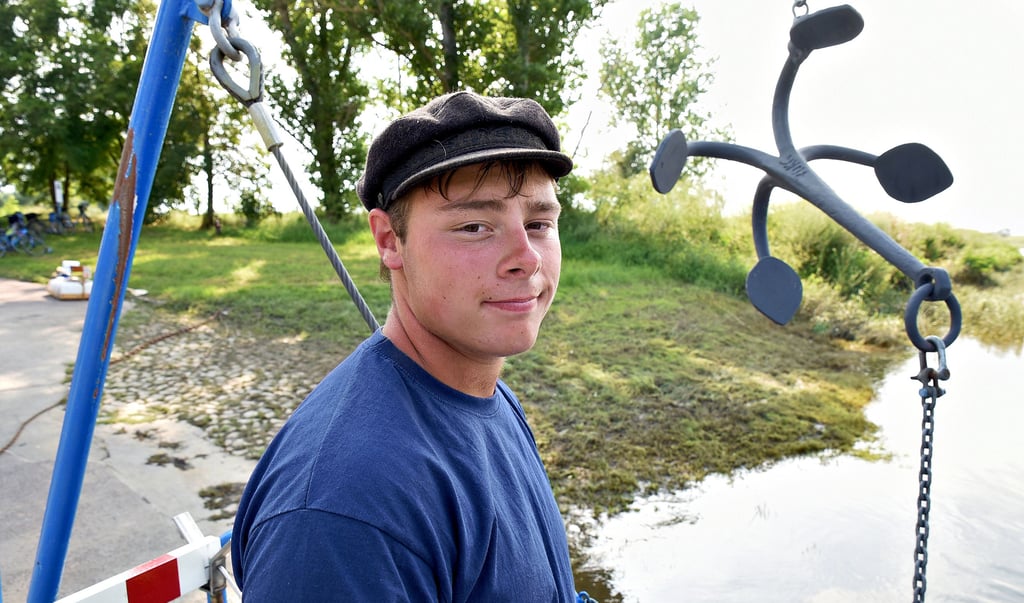 Hannes Tönnies ist mit 19 Jahren der jüngste Fährführer der Einheitsgemeinde Barby.