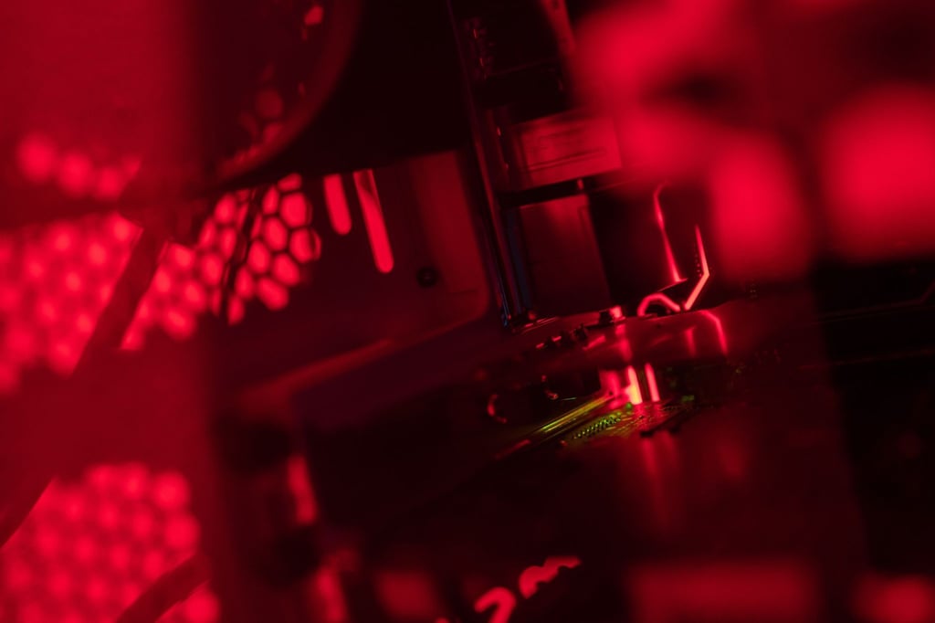 ILLUSTRATION - Blick in das Innenleben eines Computers. Der von einem Hackerangriff betroffene IT-Dienstleister Kaseya weist Spekulationen zurück, er könnte Lösegeld gezahlt haben.