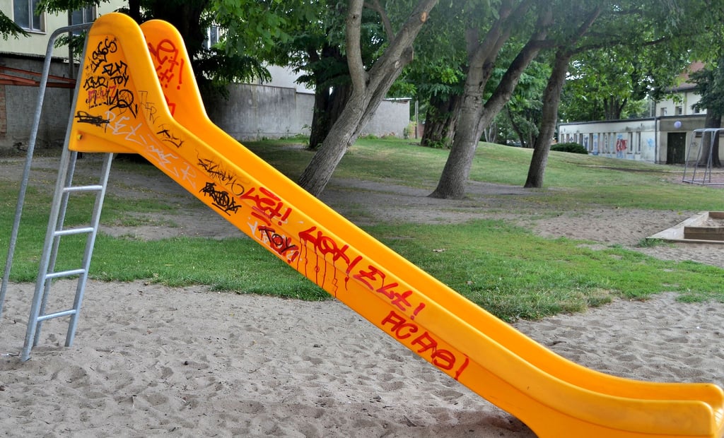Die Rutsche auf dem Pausenhof der Grundschule ist ebenfalls beschmiert worden.